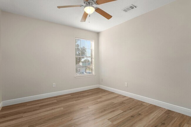 Building Photo - 3803 Redbud Dr