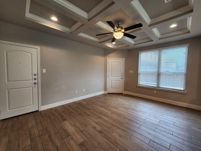 Building Photo - Large Fenced in Backyard in NBISD /Walk to Kraft Park /  Fridge Included  / Pet Friendly / Off Co...