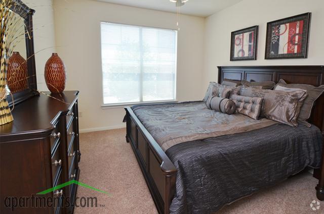 Bedroom - Red Oak Town Village Apartments