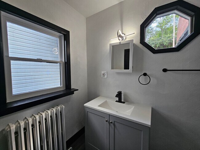 Building Photo - Fully Updated 3 bedroom 1 bath house for rent in the South Side Flats