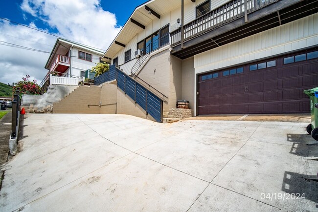 Building Photo - MOANALUA GARDENS Very Spacious 2BR/1BA/ple...