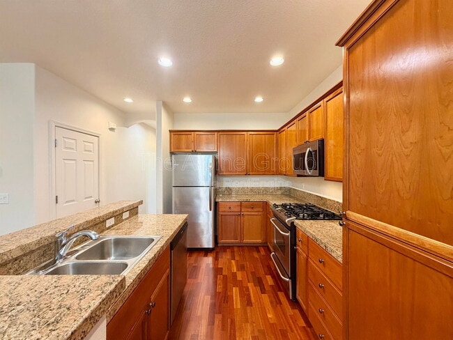 Building Photo - 958 SE Roundelay St