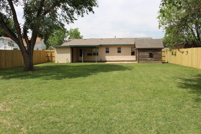 Building Photo - Pet friendly!!