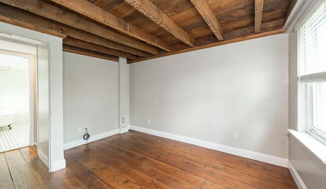 Building Photo - 305 E Cabot St