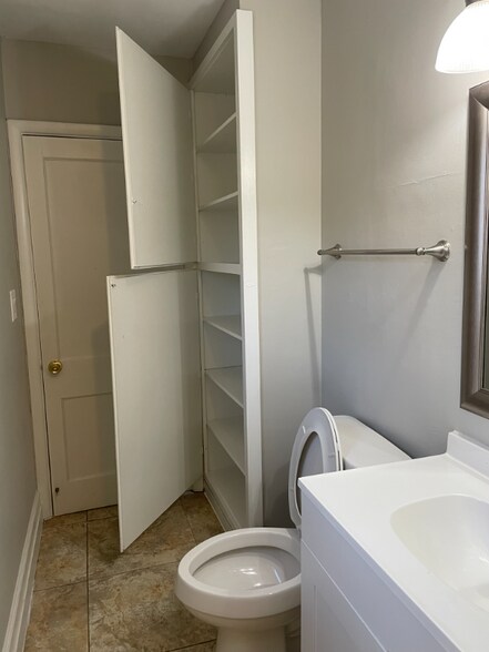 Building Photo - 494 Reinhard Ave
