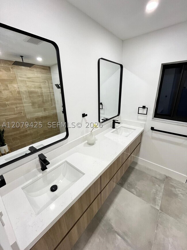 Building Photo - 3352 Lakeview Dr