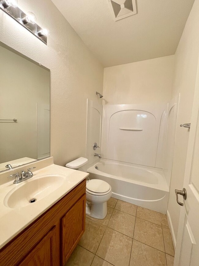 Building Photo - Great 3 bedroom 3 bath home