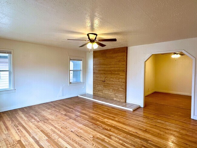 Building Photo - Charming 3/1 for Summer 2025 PreLease!