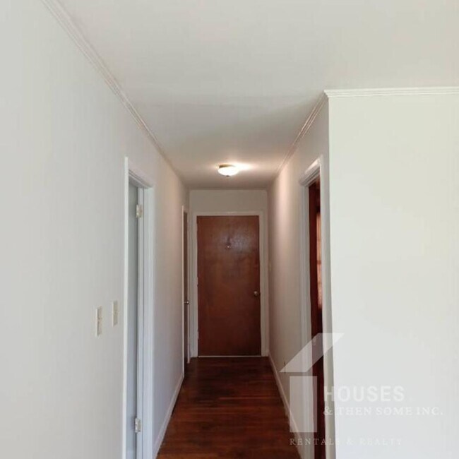 Building Photo - 136 Forest Hills Dr