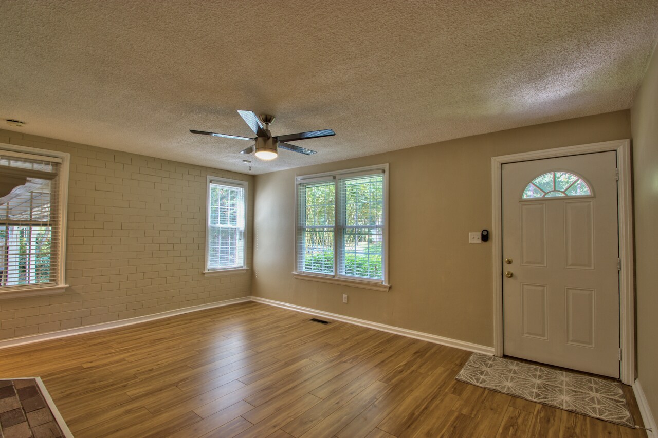 Building Photo - 301 Cactus St