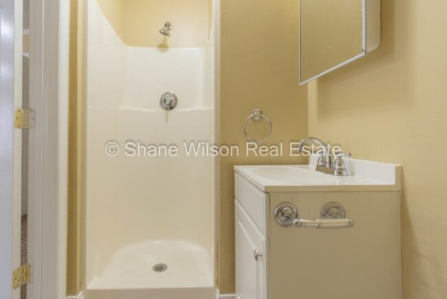 Building Photo - 11 Carroll Ln