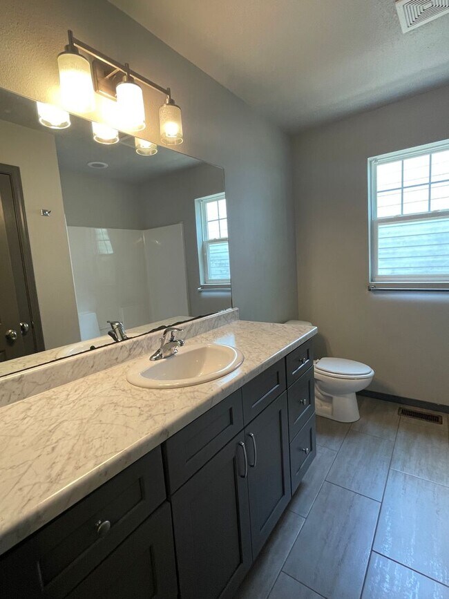 Building Photo - 3 Bedroom 2 Bath House South Springfield
