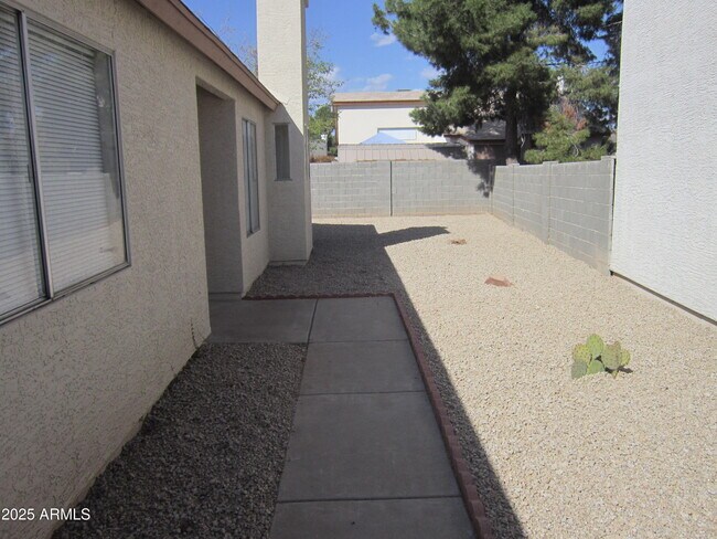 Building Photo - 8820 W Greenbrian Dr