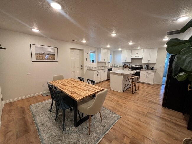Building Photo - 568 N 200 W