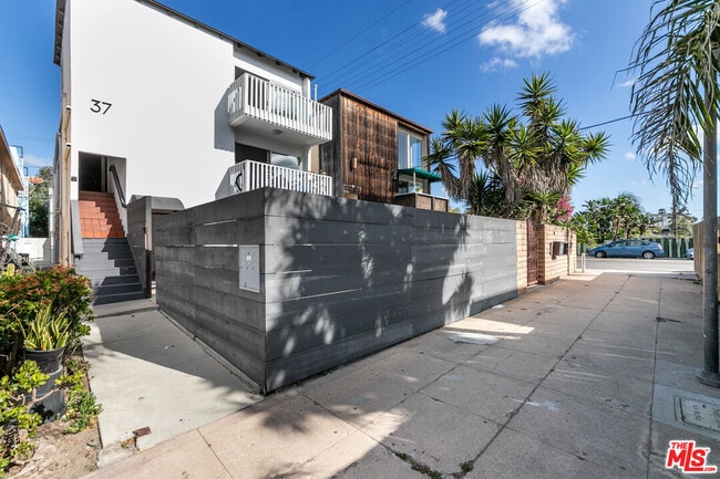 Building Photo - 37 29th Ave