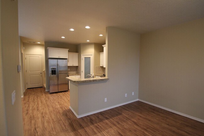 Building Photo - Progress Ridge end unit Townhome! Can't miss!