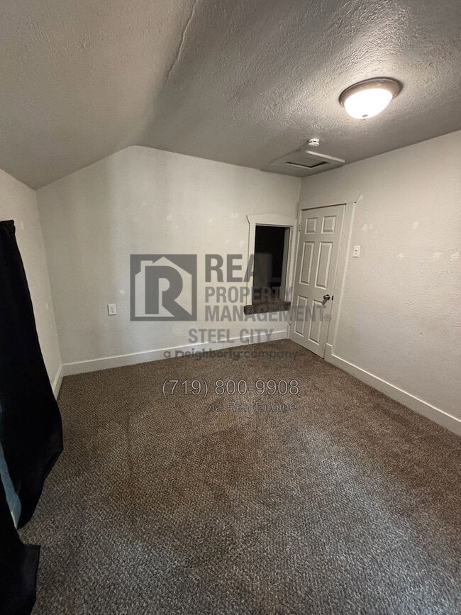 Building Photo - 1428 E Orman Ave