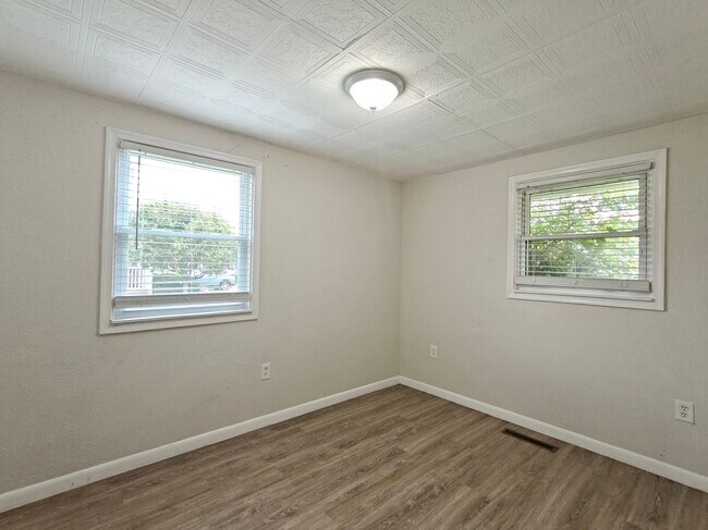 Building Photo - 444 Colonial Rd