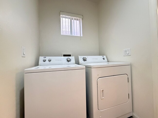 Building Photo - 863 Park Walk Ave