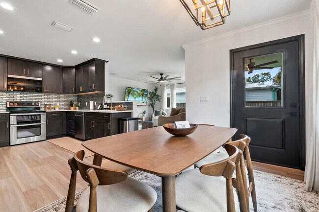 Building Photo - 307 Arricola Ave