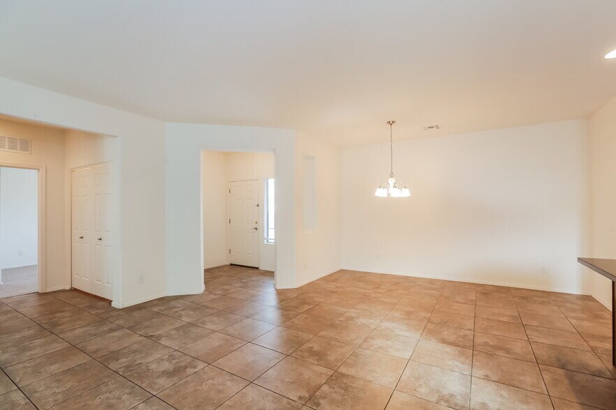 Building Photo - 4945 W Fawn Dr
