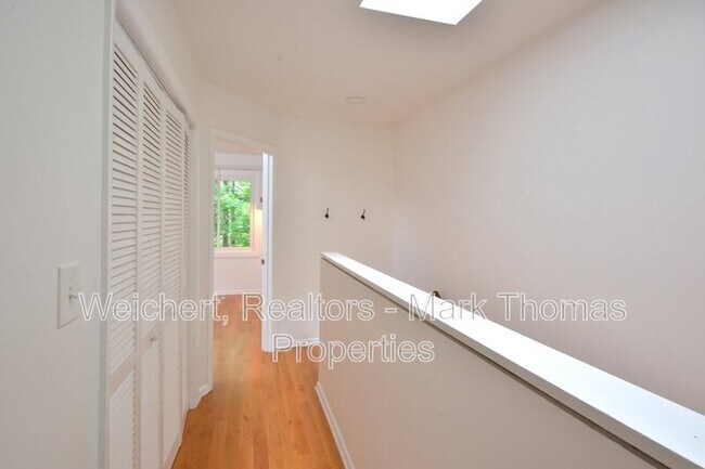 Building Photo - 111 Twisted Oak Pl