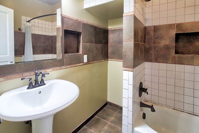 Building Photo - 140/142 E 15th Street