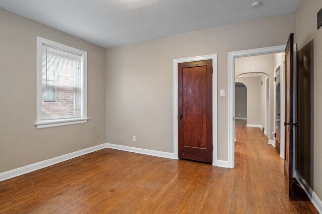 Building Photo - The Big Ol-eetha