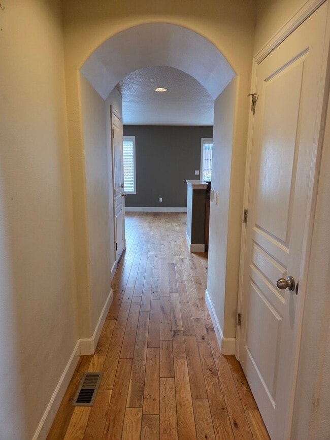 Building Photo - 2 story townhome close to trails! MOVIE IN SPECIAL