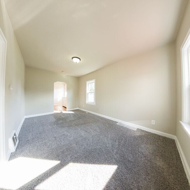 Building Photo - 1001 Maish Ave