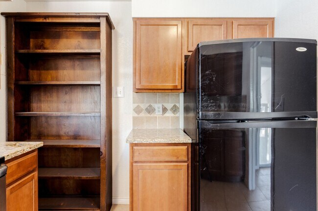 Building Photo - $0 DEPOSIT OPTION. 3BED/1BATH WITH ONE CAR...