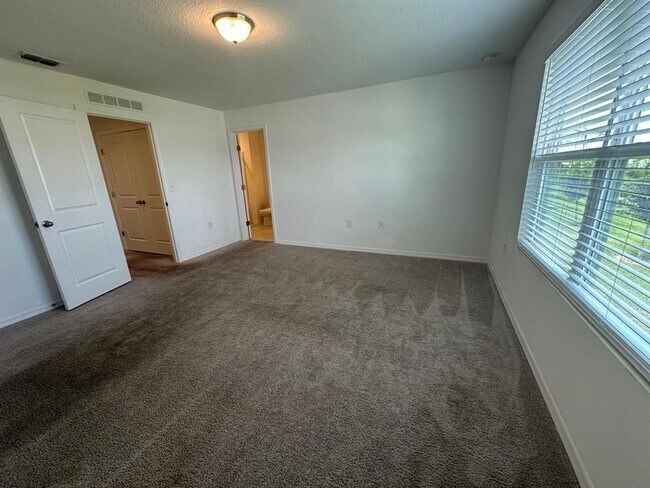 Building Photo - 118 Mandovi St