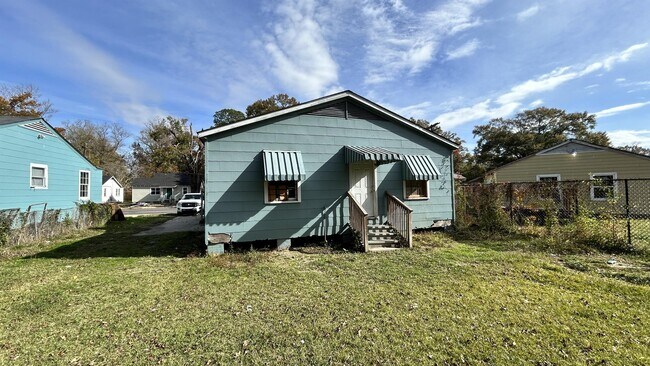 Building Photo - 3963 N Foster Dr