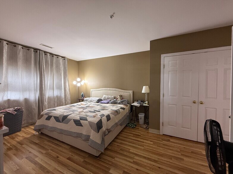 Building Photo - 211 Central St