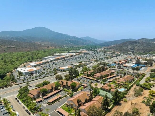 Building Photo - Conveniently Located - Available Immediately!