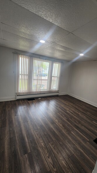 Building Photo - 129 Maple Ave