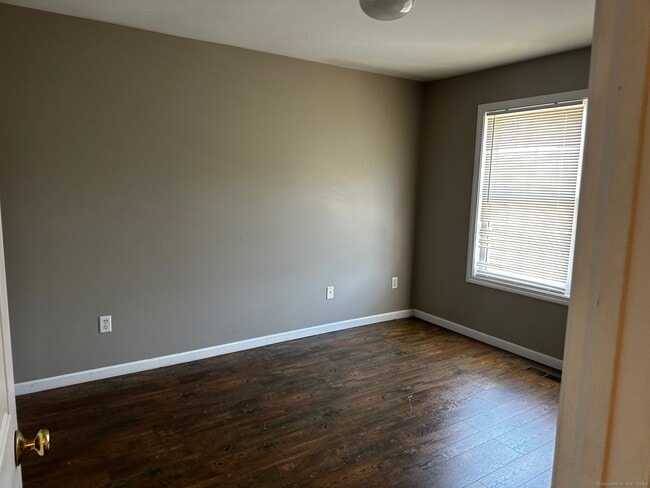 Building Photo - 44 Taft Pointe