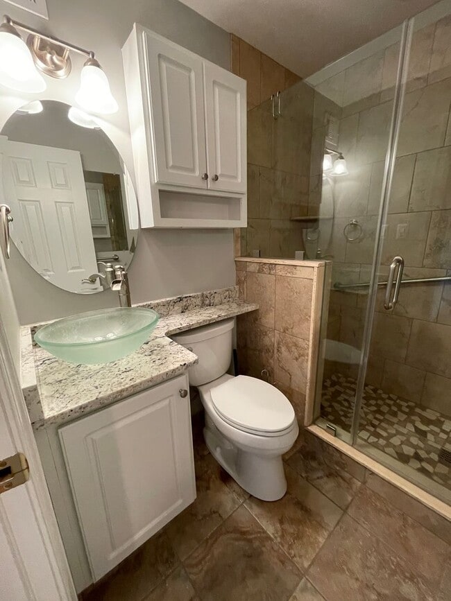 Building Photo - Cheerful 3 Bedroom 2 Bathroom With Office And Spacious Fenced Yard In Beautiful Pimmit Hills