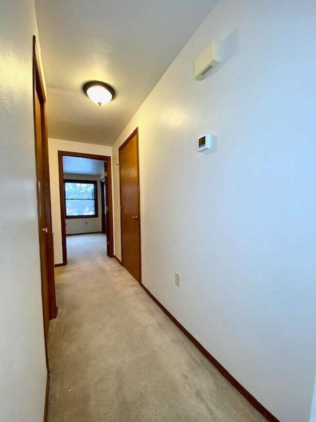 Building Photo - Cozy 1 Bedroom 1 Bath Lower Apartment W/Garage & Coin-Op Laundry!