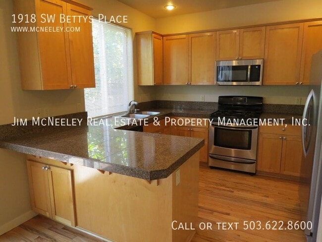 Building Photo - 1918 SW Betty's Pl