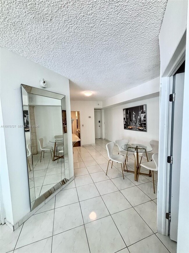 Building Photo - 905 Brickell Bay Dr