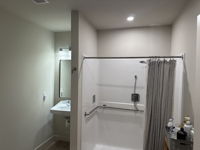 Building Photo - 4 Laurel Hill Dr