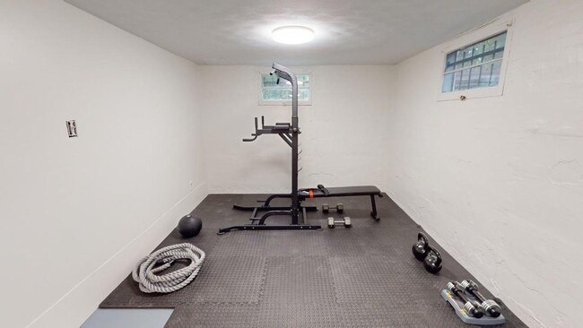 Building Photo - Charming Furnished 3 Bed 1 Bath with Fence...