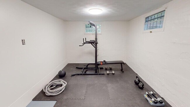 Building Photo - Furnished 3 Bed 1 Bath with Fenced Backyard