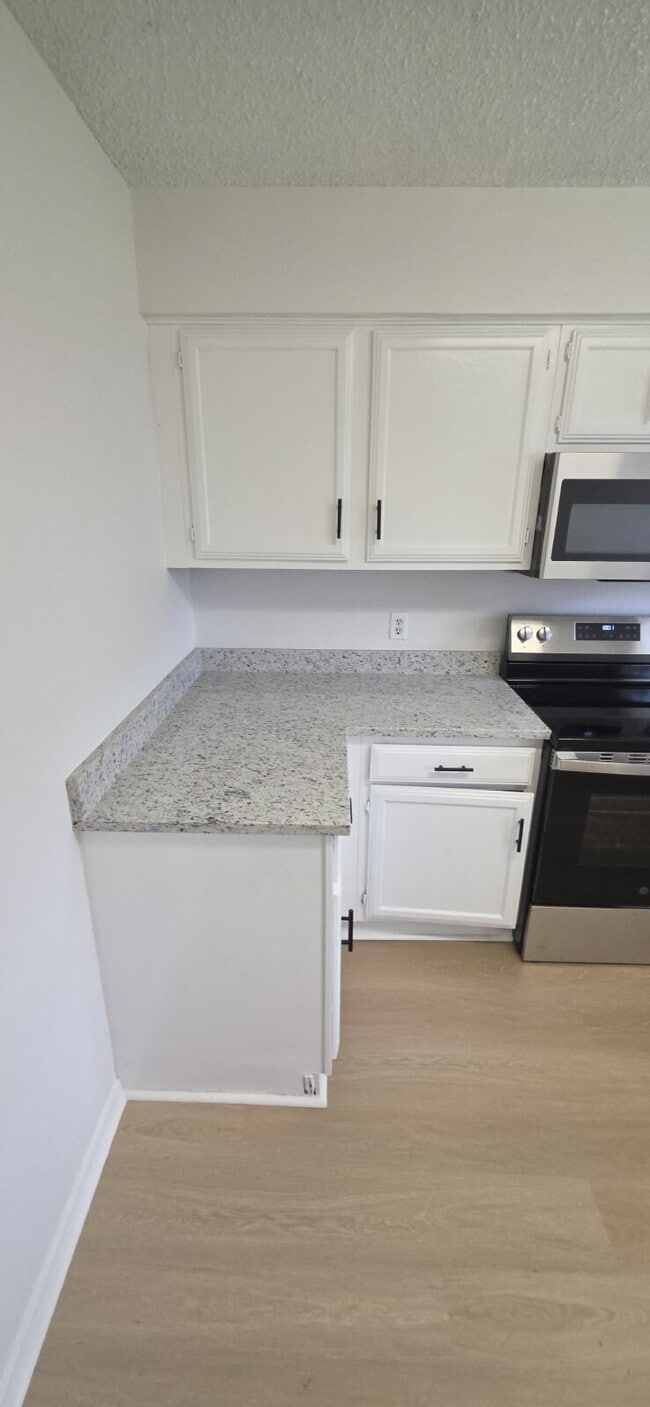 Building Photo - Beautifully remodeled first-floor condo with 2 bed & 2 bath