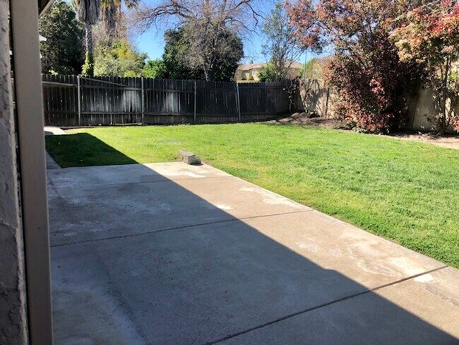 Building Photo - Cute and Sunny 3 Bedroom, 2 Bathroom Home