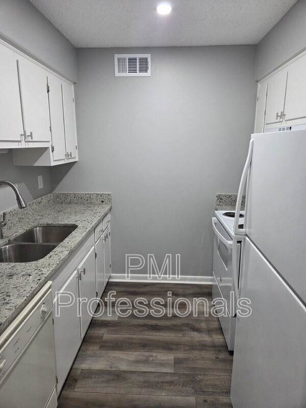 Building Photo - 2929 Selena Dr