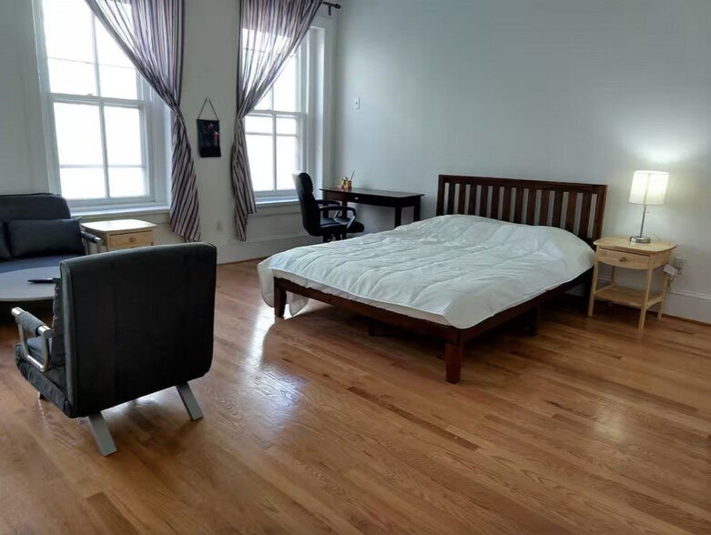 Building Photo - 131 C St SE