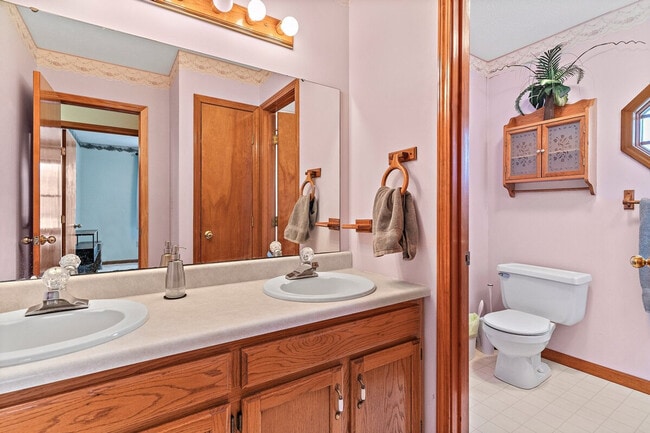 Building Photo - 2422 Cedar Crest Dr