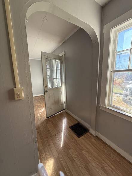 Building Photo - 56 Long St